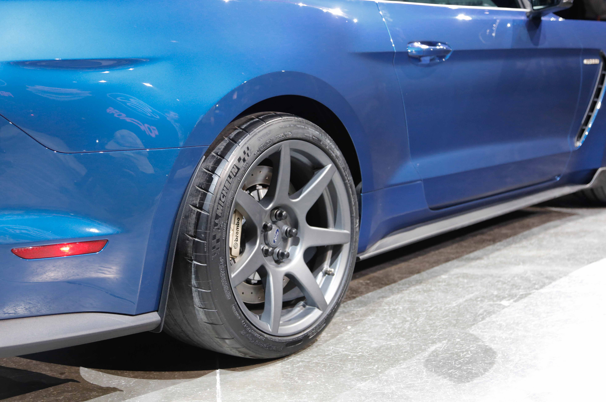 ford-shelby-gt350r-mustang-rear-wheels