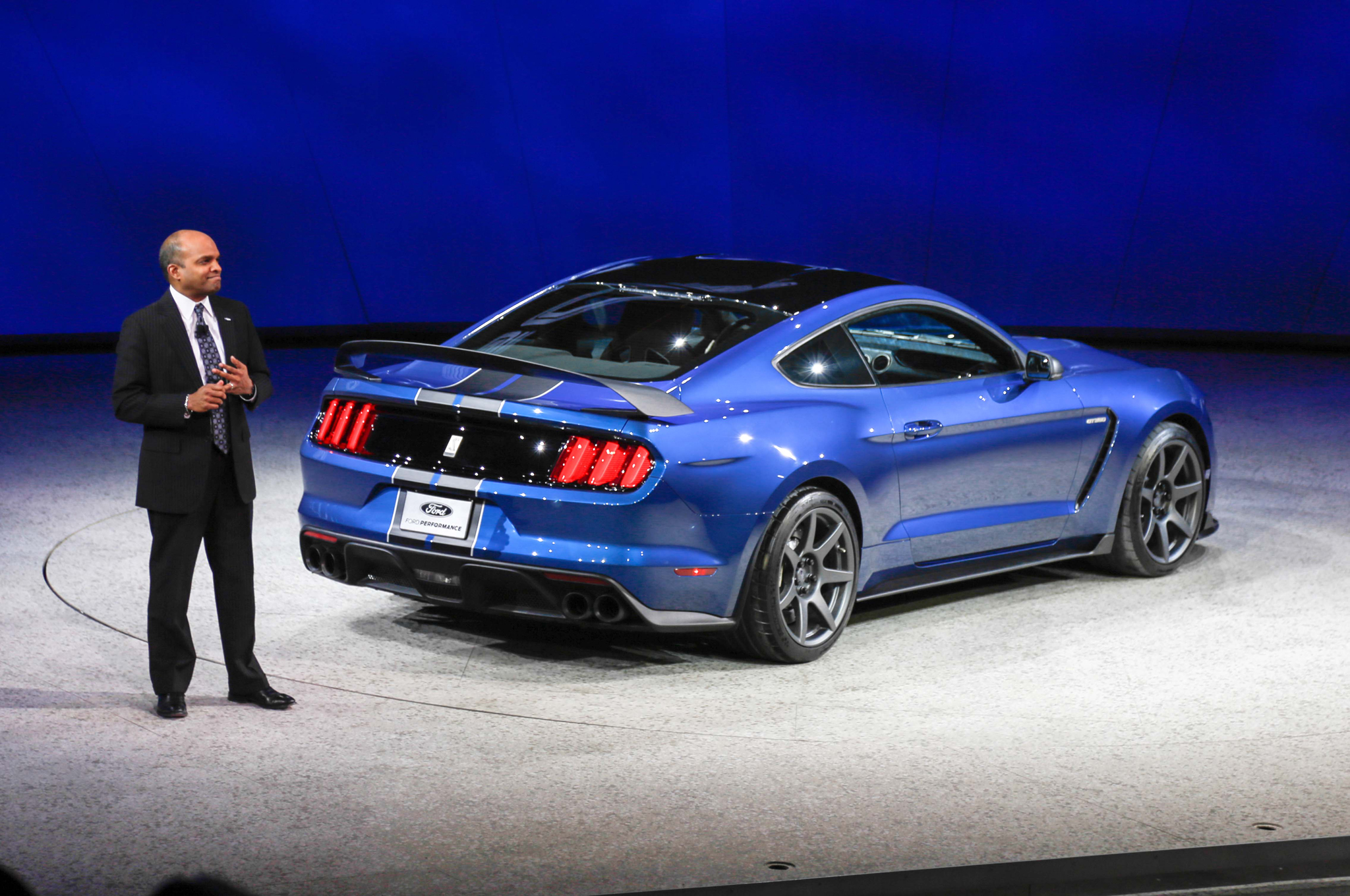 ford-shelby-gt350r-mustang-rear-three-quarters